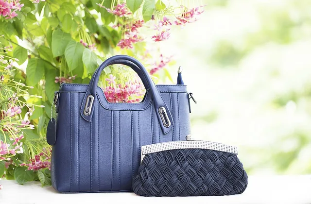 online shopping, lisaswardrobe, handbags, shopping, womens fashion, fashion, style, female, bag, glamour, design, accessory, leather, purse, set, woman, stylish, womens, collection, elegance, modern, lady, luxury, summer, elegant, nature, shop, fashionable, sale, girl, white, designer, clutch, color, casual, clothing, handle, hand, black. What to Put in a Red Carpet Clutch: A Stylist's Checklist